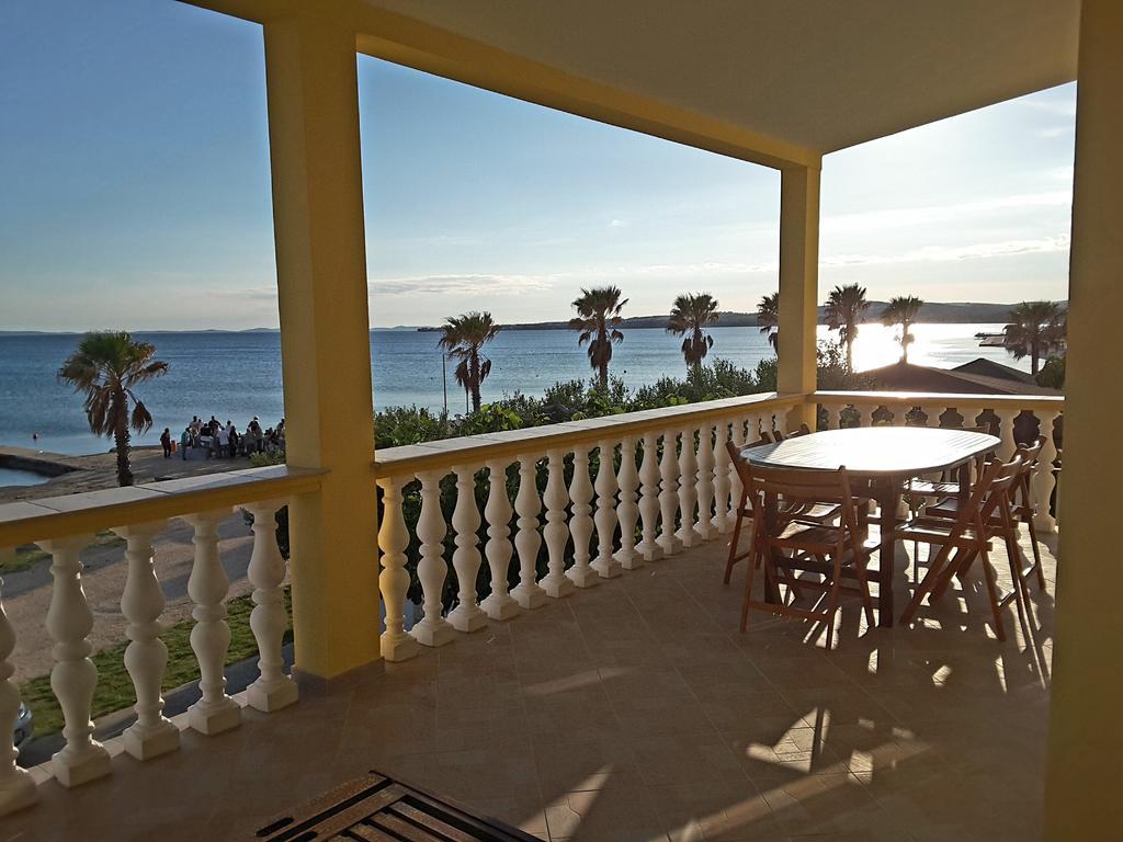 Deby Beach House Vir Kültér fotó